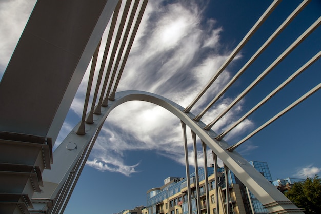 Pont de câble dans le paysage urbain sur une journée d'été ensoleillée Photo Premium