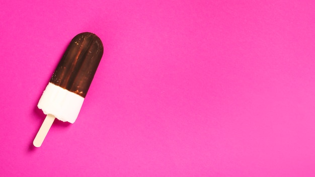 Popsicle moitié en glaçage au chocolat Photo gratuit