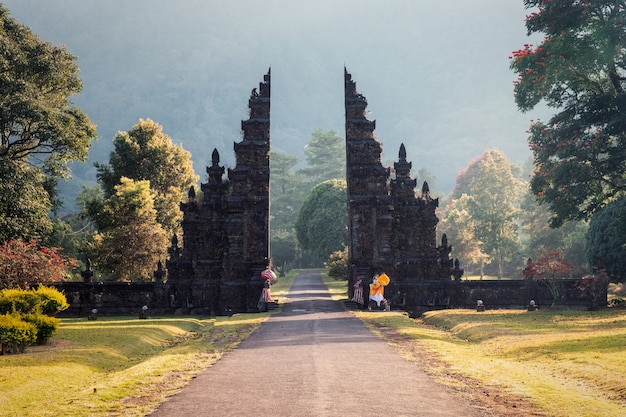  Porte De Bali  Antique Avec All e Dans Le Jardin Photo 