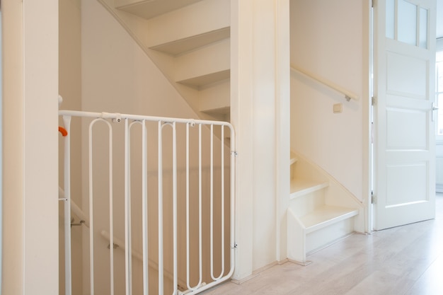 Porte D Escalier De Securite Pour Bebe Blanc De Protection Dans La Cage D Escalier Du Couloir Nouvelle Maison Moderne Cloture Pour Enfants Dans Une Belle Maison Photo Premium