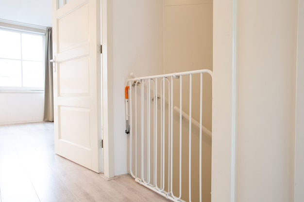 Porte D Escalier De Securite Pour Bebe Blanc De Protection Dans La Cage D Escalier Du Couloir Nouvelle Maison Moderne Cloture Pour Enfants Dans Une Belle Maison Photo Premium