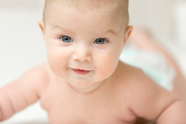 Le Portrait D Un Adorable Bebe Souriant Tient La Tete Haute Photo Gratuite