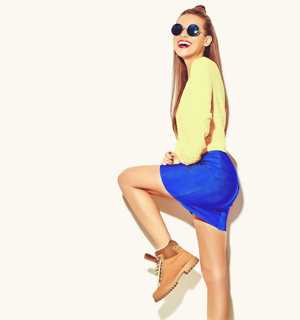 Portrait, De, Beau, Heureux, Mignon, Sourire, Brunette, Femme Femme, Dans, Désinvolte, Coloré, Hipster, Jaune, été, Vêtements, à, Lèvres Rouges, Isolé, Blanc Photo gratuit