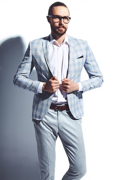 Portrait De Beau Mode Elegant Hipster Homme D Affaires Modele Habille En Elegant Costume Bleu Clair Dans Des Verres Sur Blanc Photo Gratuite