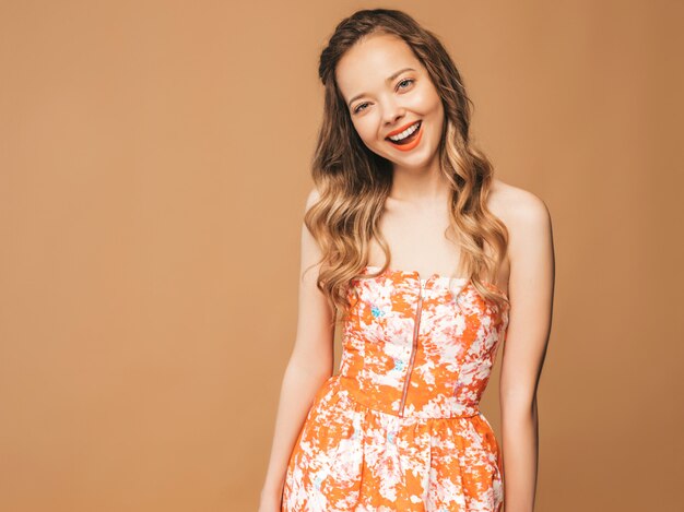 Portrait De Beau Modèle Mignon Souriant Avec Des Lèvres Roses. Fille En Robe Colorée D'été. Modèle Posant Photo gratuit