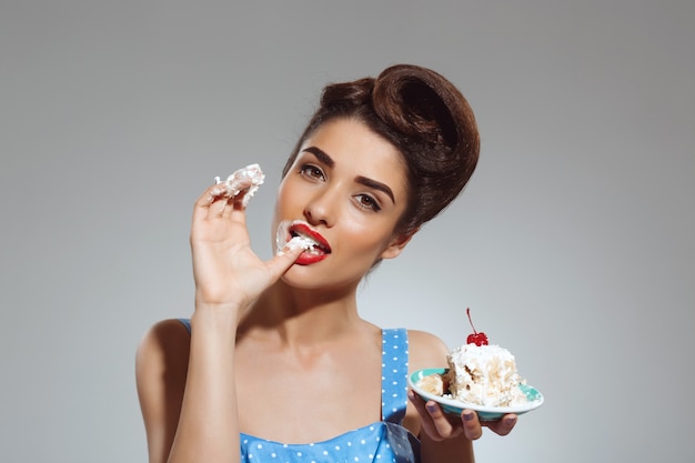 Portrait De Beau Pin Up Femme Mange Gateau Photo Gratuite