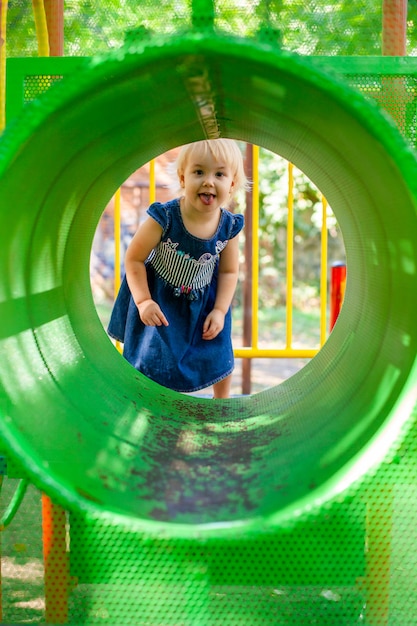 Portrait De Bebe De 1 A 2 Ans Fille Enfant Caucasien Heureux Jouant Des Jouets Sur L Aire De Jeux Fille Souriante Enfants Et Concept De Sport Photo Premium