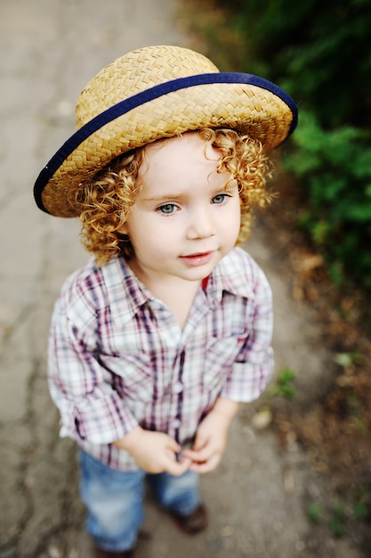 Portrait De Bebe Aux Cheveux Roux Boucle Dans Un Chapeau Photo Premium