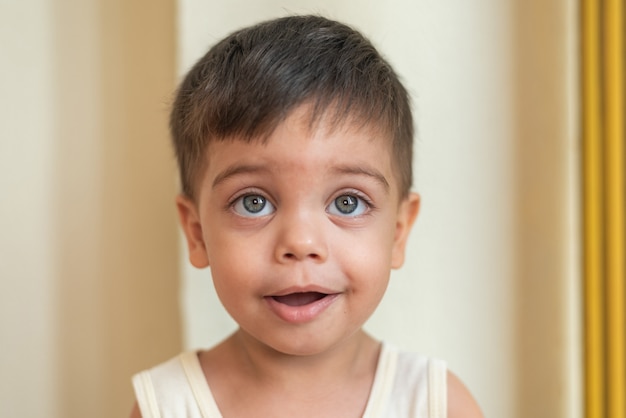 Portrait De Bebe Aux Yeux Bleus A La Recherche Avec Une Expression Calme Photo Gratuite