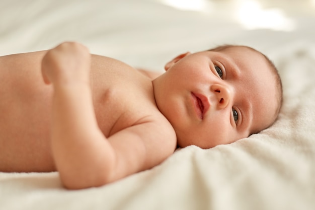 Portrait De Bebe Nouveau Ne Doux Allonge Sur Le Lit Sur Une Couverture Blanche Etudiant Les Choses Exterieures Charmant Bebe Mignon Magnifique Enfant A La Recherche De Suite Photo Gratuite