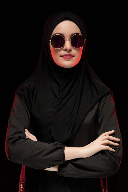 Portrait de la belle l gante jeune  femme musulmane  