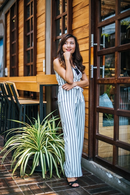 Portrait de belle femme asiatique se détendre au café Photo gratuit