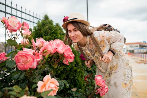 Portrait De La Belle Femme Au Chapeau Sentant Les Fleurs ...