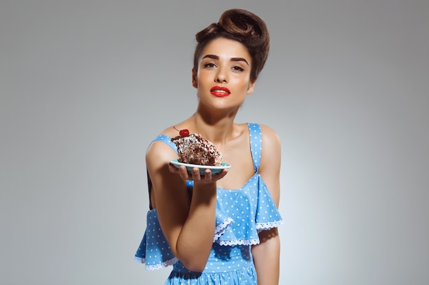 Portrait De La Belle Femme Pin Up Tenant Le Gateau Dans Les Mains Photo Gratuite