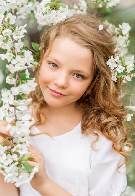 Portrait D Une Belle Fille Dans Un Jardin Fleuri Au Printemps Bebe Mignon Avec Des Fleurs Blanches Dans Les Cheveux Photo Premium