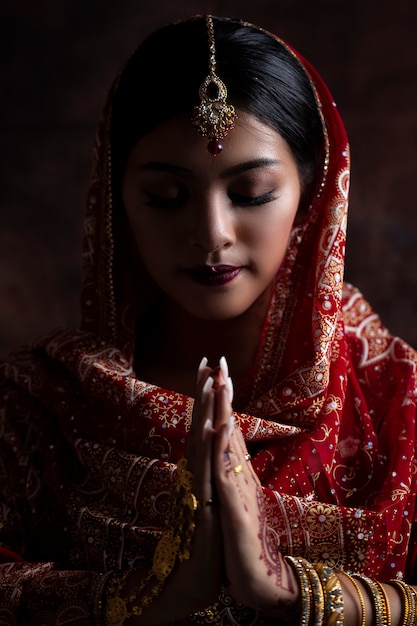 Portrait Belle Fille Indienne. Jeune Indien Avec Costume ...