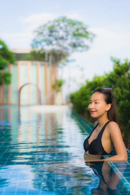 Portrait Belle Jeune Femme Asiatique Heureux Sourire Se Détendre