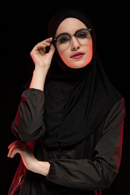 Portrait de la belle jeune  femme musulmane  branch e 
