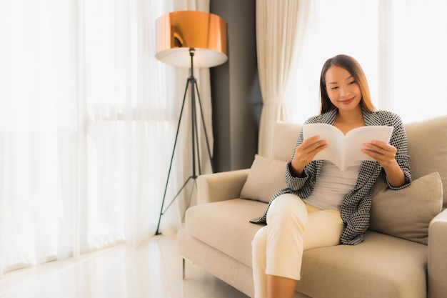 Portrait De Belles Jeunes Femmes Asiatiques Lecture Livre Et Assis Sur Une Chaise Canapé Photo