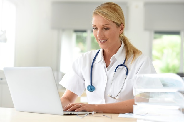 Portrait, docteur, bureau, ordinateur portable Photo Premium