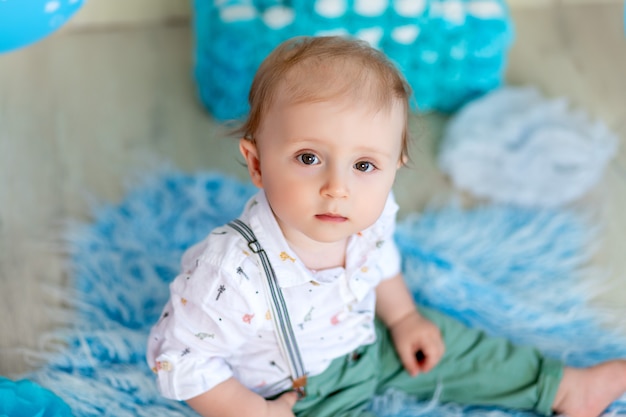 Portrait D Un Enfant Garcon L Un Enfant De 1 An Enfance Heureuse Anniversaire Des Enfants Photo Premium