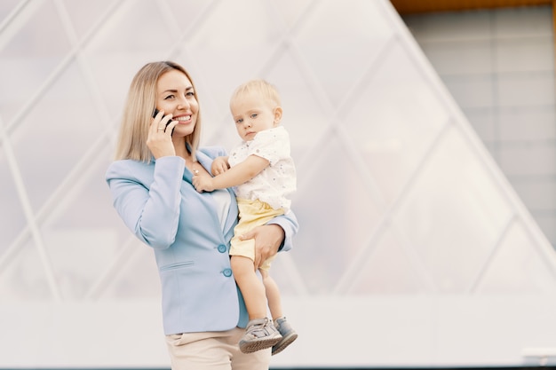 Portrait D Une Femme D Affaires Reussie En Costume Bleu Avec Bebe Photo Gratuite