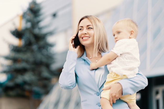 Portrait D Une Femme D Affaires Reussie En Costume Bleu Avec Bebe Photo Gratuite