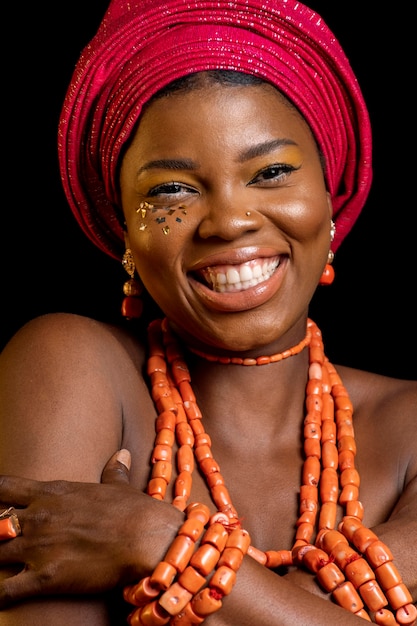 Portrait De Femme Africaine Portant Des Accessoires Traditionnels Souriant Photo Gratuite