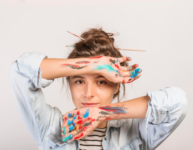 Portrait De Femme Artiste Avec De La Peinture Sur Les Mains Photo Gratuite