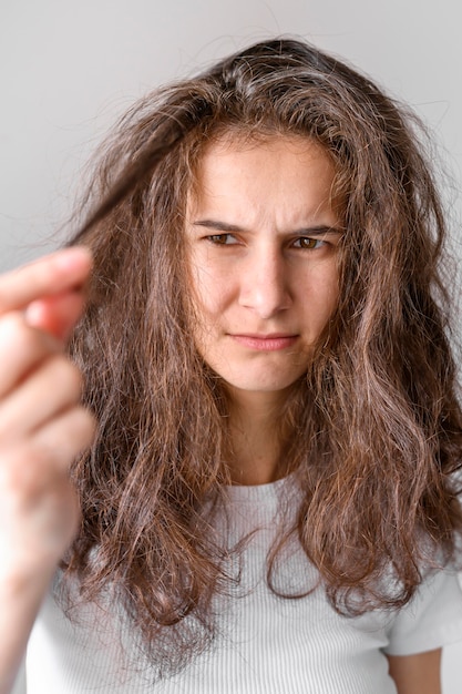 Portrait femme aux cheveux emmêlés | photo gratuite