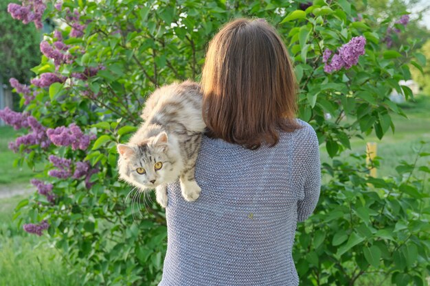 Portrait De Femme Avec Chat Moelleux Gris Dos Feminin Photo Premium