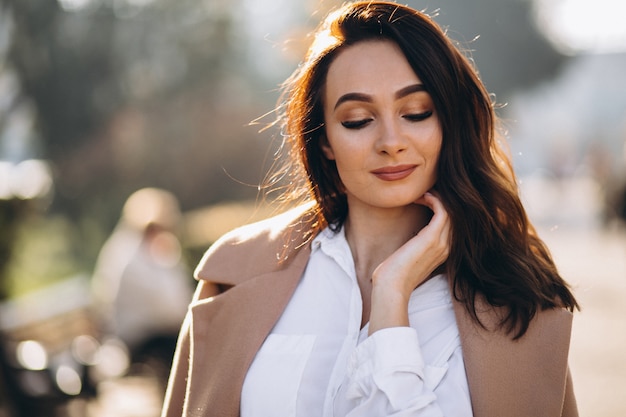 Portrait de femme en chemise blanche et manteau Photo gratuit
