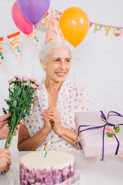 Portrait D Une Femme Heureuse Pour Son Anniversaire Photo Gratuite