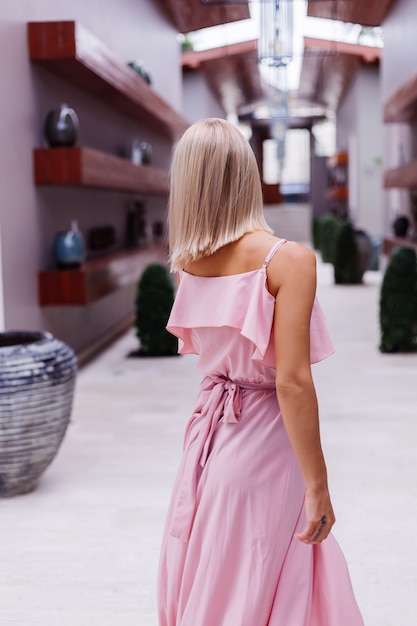 robe longue rose et blanche