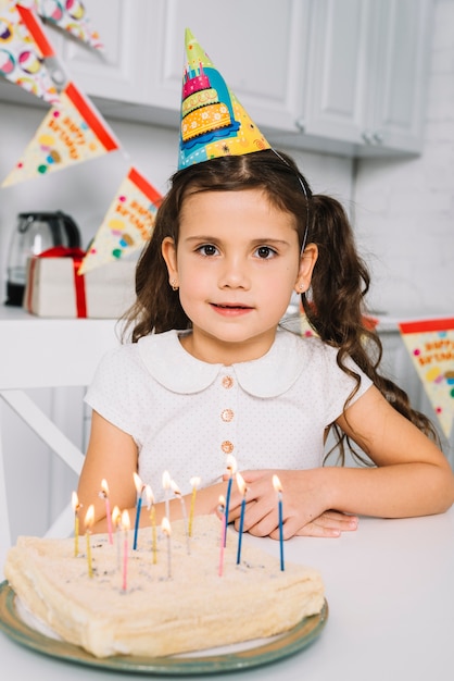 Portrait D Une Fille Avec Un Gateau D Anniversaire Sur Des Bougies Colorees Photo Gratuite