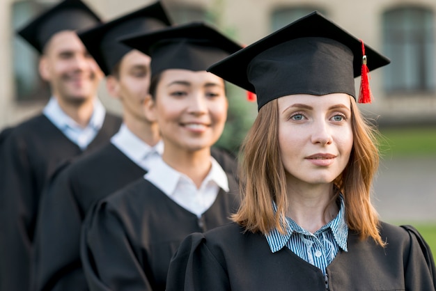 Portrait d'un groupe d'étudiants célébrant leur remise des diplômes Photo gratuit