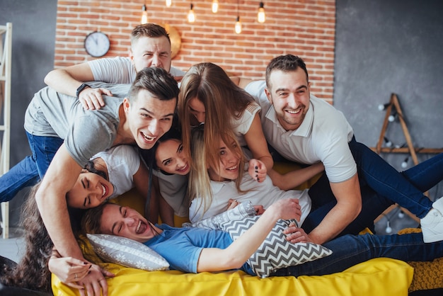 Portrait De Groupe De Gar Ons Et Filles Multiethniques Avec Des