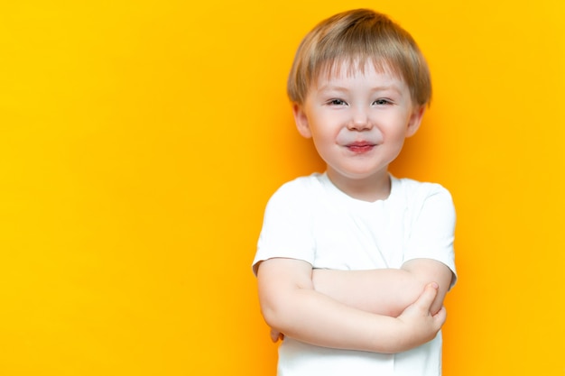 Portrait De Heureux Enfant Heureux 3 Ans Metisse Moitie Asiatique Caucasien A Cheveux Blonds Et Yeux Verts Photo Premium