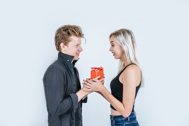 Portrait, heureux, jeune couple, aimer, ensemble, surprise, à, boîte-cadeau Photo gratuit