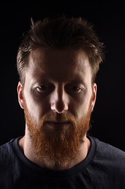 Portrait d'un homme sur fond noir Photo Premium