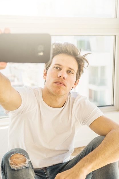 Portrait D un Homme  Prenant Selfie  Avec T l phone 