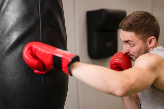 Portrait, jeune, boxe, gymnase Photo gratuit