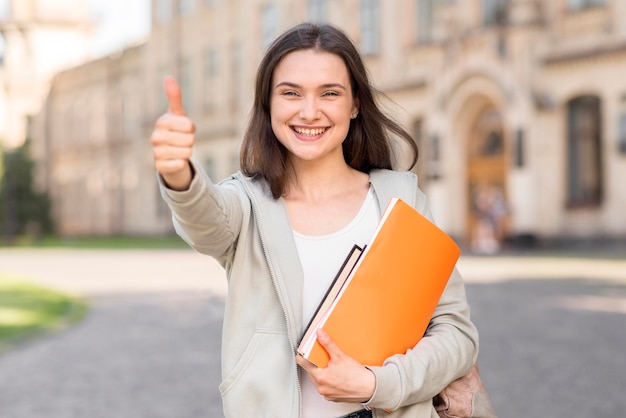 Portrait De Jeune étudiant Heureux D'être De Retour à L'université  Photo Gratuite