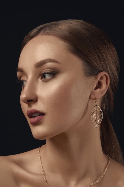 Portrait De Jeune Femme  Aux Boucles D oreilles Dor es 