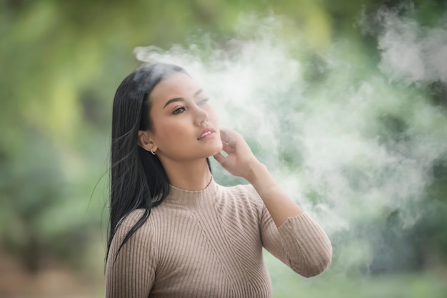 Portrait De Jeune Femme De Beaut Assise Dans Le Parc Photo Gratuite