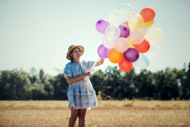 Portrait d'une jeune femme heureuse Photo gratuit