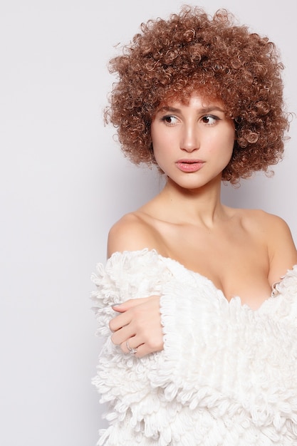 Portrait De Jeune Femme Noire Souriante Portrait D Une Belle Jeune Femme Avec Une Coupe De Cheveux Afro Americaine Et Un Maquillage Glamour Prise De Vue En Studio Jolie Fille Portant Des Lunettes