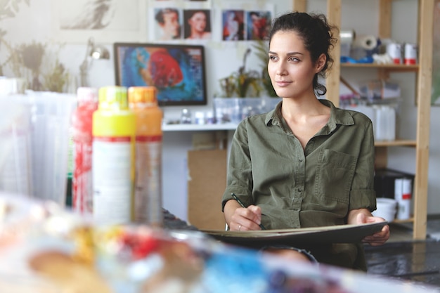 Portrait De Jeune Femme Doccupation Crative Assise Un Atelier