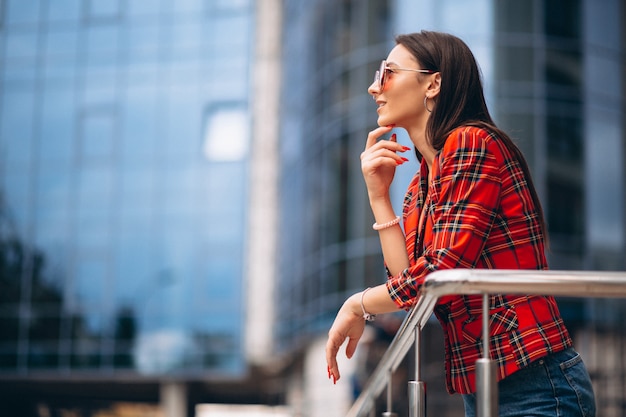 Portrait d'une jeune femme en veste rouge Photo gratuit