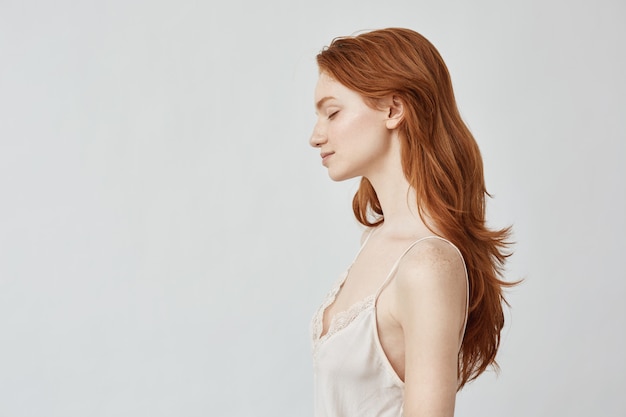 Portrait De Jeune Fille Rousse De Profil Avec Les Yeux Fermés En Souriant Photo Gratuite 